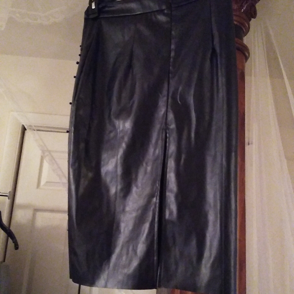 Pu skirt with black pearls - Picture 5 of 8